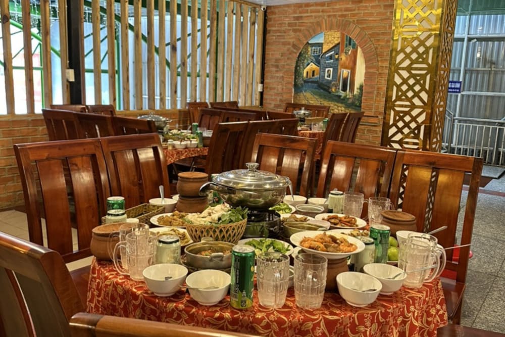 Không gian quán được thiết kế theo phong cách cổ điển trầm ấm